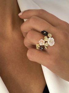 Les Petites Précieuses Pozłacany pierścionek z masą perłową i cyrkoniami rozmiar: 50. Białe pierścionki Les Petites Précieuses, z cyrkonią, pozłacane. Za 271,03 zł.