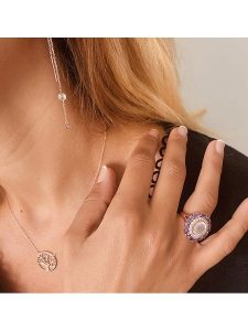 Les Petites Précieuses Pozłacany naszyjnik z elementem ozdobnym - dł. 39 cm rozmiar: onesize. Czerwone naszyjniki Les Petites Précieuses, z ametystem, pozłacane. Za 150,45 zł.