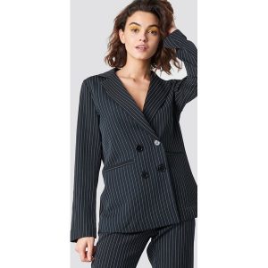 Emilie Briting x NA-KD Marynarka w prążki - Black. Marynarki i żakiety marki Emilie Briting x NA-KD. W wyprzedaży za 121,77 zł.
