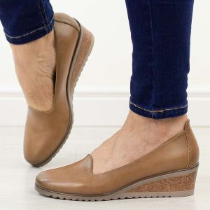 Beżowe pu półbuty damskie na koturnie Potocki 12276. Brązowe czółenka POTOCKI, bez wzorów, z jeansu, z okrągłym noskiem, bez obcasa, na koturnie, bez zapięcia. Za 159,00 zł.