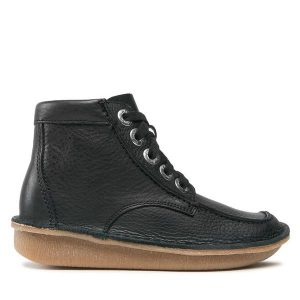Trzewiki Clarks. Czarne botki Clarks, bez wzorów, bez obcasa, na płaskiej podeszwie, bez zapięcia. Za 499,99 zł.