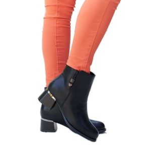 Czarne eleganckie botki z cyrkoniami Bocconi. Czarne botki bez wzorów, z gumy, bez obcasa, bez zapięcia. Za 120,75 zł.
