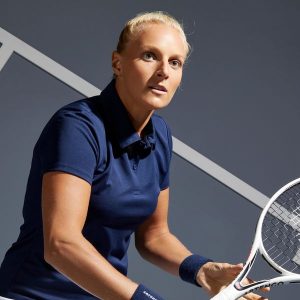 Koszulka polo tenisowa damska Artengo Dry Essential 100. Białe bluzki ARTENGO, xs, bez wzorów, z materiału, klasyczne, bez kołnierzyka, bez ramiączek. Za 29,99 zł.