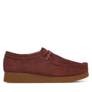 Półbuty Clarks. Czerwone półbuty Clarks, bez wzorów, bez obcasa, na płaskiej podeszwie, bez zapięcia. Za 389,99 zł.