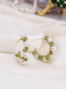 Pierres de Jade Pozłacane kolczyki-półkreole z perłami i agatami rozmiar: onesize. Białe kolczyki Pierres de Jade, z agatem, pozłacane. Za 43,99 zł.