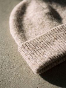 Czapka beanie basic z domieszką wełny - beżowy. Brązowe czapki Sinsay, bez wzorów, z wełny. Za 19,99 zł.