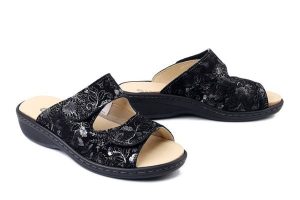 DR. BRINKMANN 700726-01 schwarz, klapki damskie. Czarne klapki Dr. Brinkmann, bez wzorów, ze skóry, bez obcasa. Za 280,42 zł.