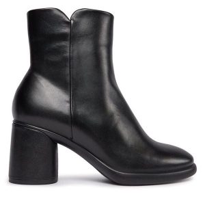 Botki ECCO. Czarne botki ecco, bez wzorów, bez obcasa, na słupku, bez zapięcia. Za 569,99 zł.