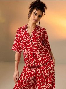 Wiskozowa koszula regular fit z krótkim rękawem - czerwony. Czerwone koszule Sinsay, l, bez wzorów, z wiskozy, bez kołnierzyka, bez ramiączek. Za 25,99 zł.