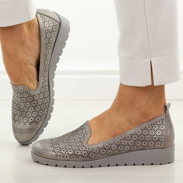 Szare ażurowe półbuty damskie M.Daszyński 1628-20. Szare półbuty M.Daszyński, na lato, w ażurowe wzory, z jeansu, z okrągłym noskiem, bez obcasa, bez zapięcia. Za 179,00 zł.