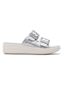 Clarks Klapki "Drift Buckle" w kolorze srebrnym rozmiar: 39,5. Szare klapki Clarks, bez wzorów, z otwartym noskiem, bez obcasa. Za 100,99 zł.