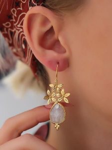 L'Atelier de Gaia Pozłacane kolczyki z kamieniami księżycowymi rozmiar: onesize. Białe kolczyki L'Atelier de Gaia, z kamieniem księżycowym, pozłacane. Za 96,60 zł.