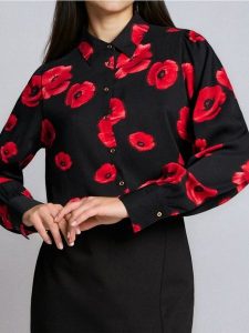 Koszula z wiskozy - czarny. Czarne koszule Sinsay, l, bez wzorów, z wiskozy, bez kołnierzyka, bez ramiączek. Za 39,99 zł.