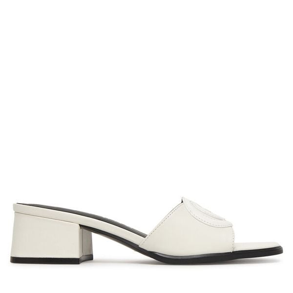 Klapki Guess. Białe klapki Guess, z aplikacjami, bez obcasa. Za 449,99 zł.