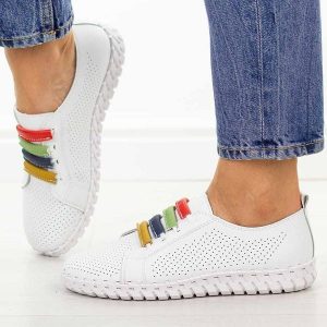 Białe ażurowe skórzane półbuty damskie Cambell 94334. Białe półbuty Cambell, na lato, w ażurowe wzory, z jeansu, z okrągłym noskiem, bez obcasa, bez zapięcia. Za 219,00 zł.