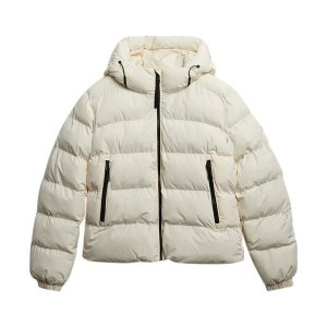 Damska kurtka z kapturem Superdry. Białe kurtki Superdry, bez wzorów, z puchu, z kapturem. W wyprzedaży za 492,30 zł.