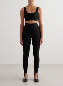 Damskie legginsy ze strzemionami, z wysokim stanem, squat proof Sense czarne. Czarne legginsy AIM'N, bez wzorów, z elastanu, z podwyższonym stanem. Za 381,00 zł.