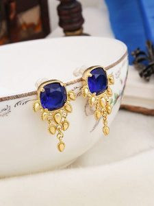 L'Atelier de Gaia Pozłacane kolczyki-wkrętki z cyrkoniami rozmiar: onesize. Niebieskie kolczyki L'Atelier de Gaia, z cyrkonią, pozłacane. Za 61,46 zł.