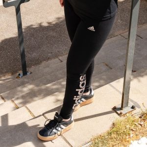 Legginsy fitness damskie ADIDAS. Czarne legginsy ADIDAS, bez wzorów, z bawełny. Za 119,99 zł.