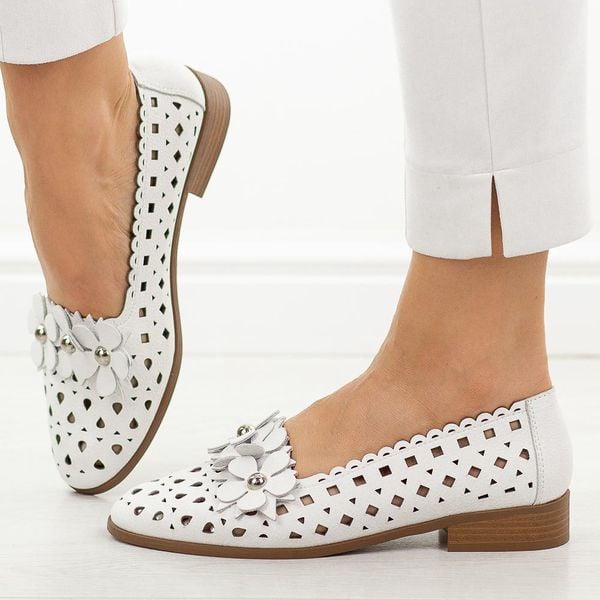 Białe skórzane ażurowe półbuty damskie M.Daszyński 25113-7. Białe półbuty M.Daszyński, na lato, z aplikacjami, ze skóry, bez obcasa, na płaskiej podeszwie, bez zapięcia. Za 219,00 zł.