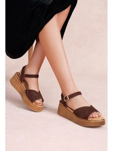Foreverfolie Sandały w kolorze brązowym na koturnie rozmiar: 37. Brązowe sandały Foreverfolie, bez wzorów, z otwartym noskiem, bez obcasa, na koturnie, bez zapięcia. Za 104,99 zł.