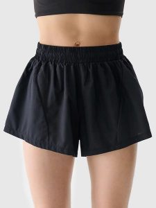 4F Szorty sportowe w kolorze czarnym rozmiar: S. Czarne spodenki sportowe 4f, s, bez wzorów, z materiału, outdoorowe. Za 65,85 zł.
