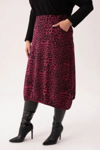 Dresowa spódnica Karina w panterkę PLUS SIZE XXL. Czerwone spódnice Moda Size Plus Iwanek, na co dzień, l, bez wzorów, z bawełny, eleganckie, plus size, mini. W wyprzedaży za 149,90 zł.
