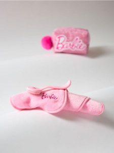 Zestaw do mycia twarzy Barbie - różowy. Czerwone body i gorsety Sinsay, bez wzorów. W wyprzedaży za 7,99 zł.