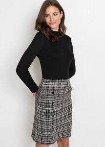 Sukienka mini z nadrukiem w dolnej części. Czarne sukienki bonprix, bez wzorów, bez kołnierzyka, bez ramiączek, mini. Za 137,99 zł.