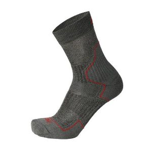 Skarpety trekkingowe Mico Light Weight Extra Dry Hike Crew. Szare skarpetki mico, bez wzorów. Za 53,99 zł.