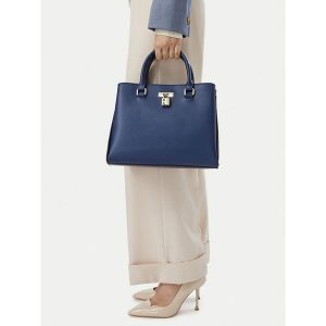 Torebka Nine West. Niebieskie kuferki Nine West, bez wzorów, bez dodatków. Za 299,99 zł.