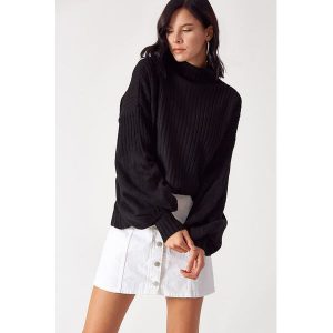 Sweter w kolorze czarnym. Długie swetry marki Robin. W wyprzedaży za 139,95 zł.