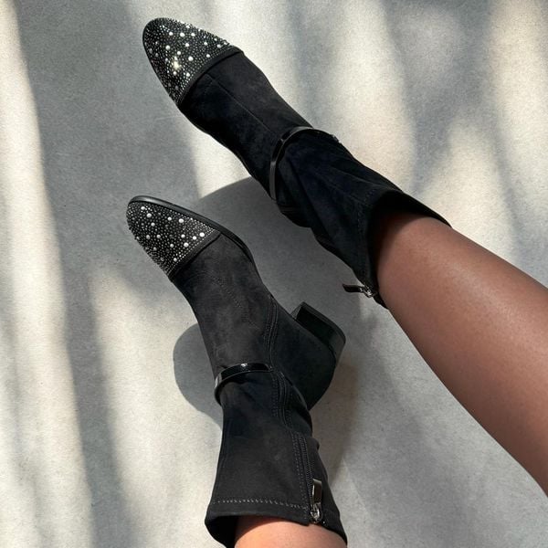 Czarne wysokie zamszowe botki damskie DiA 52-165. Czarne botki DiA, na jesień, z aplikacjami, z dzianiny, bez obcasa, na obcasie, bez zapięcia. W wyprzedaży za 233,91 zł.