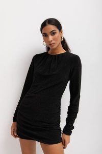 Dopasowana sukienka z marszczeniami w kolorze SHINY BLACK - ALIZEE-XS. Czarne sukienki Marsala, na co dzień, s, bez wzorów, z materiału, klasyczne, bez kołnierzyka, bez ramiączek, mini, dopasowane. W wyprzedaży za 37,48 zł.