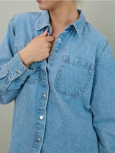 Koszula jeansowa z efektem sprania - niebieski. Niebieskie koszule Sinsay, l, bez wzorów, z jeansu, bez kołnierzyka, bez ramiączek. Za 59,99 zł.
