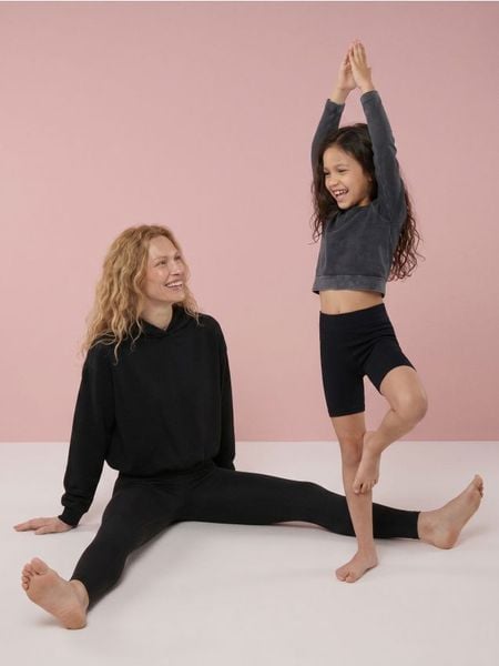 Sportowe legginsy z podklejonym pasem Active - czarny. Czarne legginsy Sinsay, bez wzorów. Za 39,99 zł.