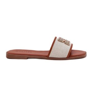 Eleganckie Klapki Damskie Z Ozdobą Na Płaskim Obcasie Camel brązowe. Brązowe klapki z aplikacjami, bez obcasa, na płaskiej podeszwie. Za 114,06 zł.