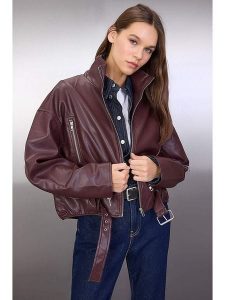 Trendyol Kurtka w kolorze bordowym ze skóry syntetycznej rozmiar: S. Czerwone kurtki Trendyol, s, bez wzorów, ze skóry, bez kaptura. Za 130,99 zł.