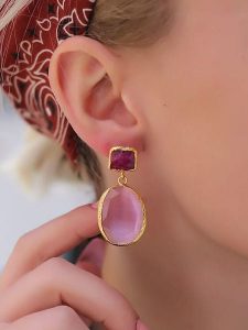 Pierres delicates Pozłacane kolczyki-wkrętki z kocim okiem i agatami rozmiar: onesize. Różowe kolczyki Pierres delicates, z agatem, pozłacane. Za 65,99 zł.