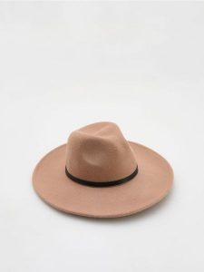 Wełniany kapelusz - beżowy. Brązowe kapelusze Reserved, bez wzorów, z wełny. W wyprzedaży za 45,99 zł.
