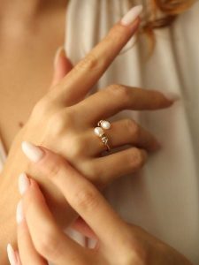 Pierres delicates Pozłacany pierścionek z perłami i cyrkoniami rozmiar: onesize. Białe pierścionki Pierres delicates, z cyrkonią, pozłacane. Za 30,99 zł.