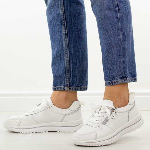 Białe skórzane półbuty damskie Jezzi 9784. Białe półbuty Jezzi, na jesień, bez wzorów, ze skóry, z okrągłym noskiem, bez obcasa, na płaskiej podeszwie, bez zapięcia. Za 229,00 zł.