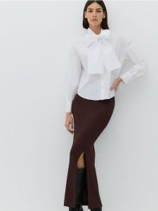 Bawełniana koszula z wiązaniem - biały. Białe koszule Reserved, l, bez wzorów, z bawełny, bez kołnierzyka, bez ramiączek. W wyprzedaży za 79,99 zł.