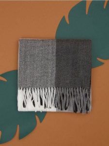 Szalik - wielobarwny. Szaliki Sinsay, bez wzorów, z materiału. Za 29,99 zł.