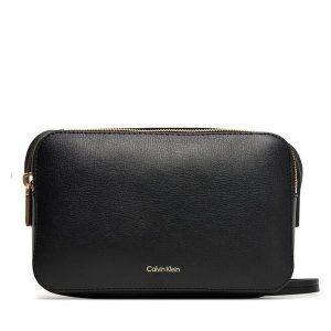 Torebka Calvin Klein. Czarne listonoszki Calvin Klein, bez wzorów, bez dodatków. Za 299,99 zł.