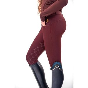 Legginsy do jazdy konnej JD ATTACK z pełnym lejem silikonowym Cilla. Czerwone legginsy JD ATTACK, bez wzorów, z elastanu, z podwyższonym stanem. Za 369,00 zł.