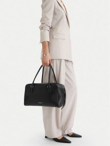 GINO ROSSI Torebka EO-LA321-820-1 Czarny. Czarne torebki klasyczne Gino Rossi, bez wzorów, ze skóry, bez dodatków. Za 499,99 zł.