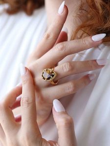 L'Atelier de Gaia Pozłacany pierścionek z tygrysim okiem rozmiar: onesize. Brązowe pierścionki L'Atelier de Gaia, pozłacane. Za 43,99 zł.