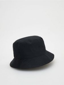 Kapelusz bucket hat - czarny. Czarne kapelusze Reserved, bez wzorów, z bawełny. W wyprzedaży za 15,99 zł.