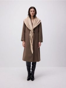 Trójkątny szalik z domieszką wełny - beżowy. Brązowe szaliki Reserved, bez wzorów, z wełny. W wyprzedaży za 65,99 zł.